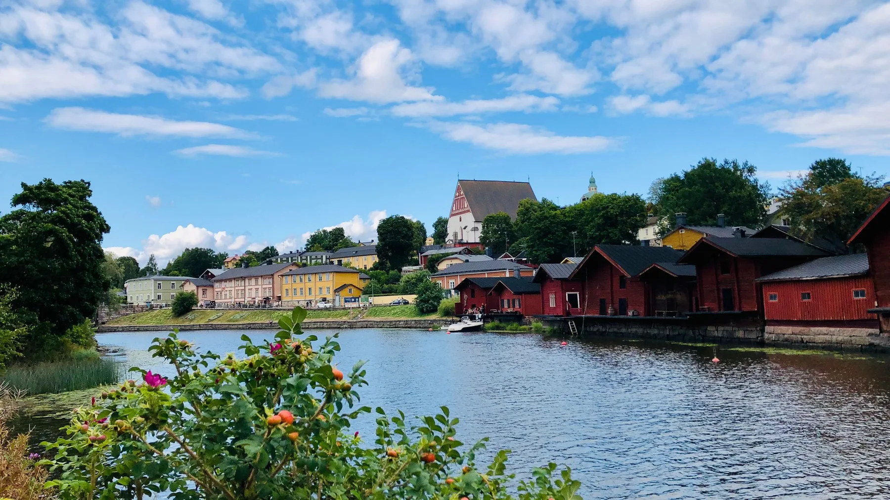 El paseo ribereño y las casas de madera tradicionales de Helsinki, Finlandia