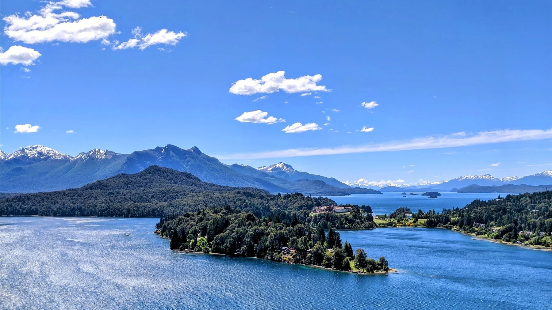 Vista panorámica del lago Nahuel Huapi y los bosques andinos en San Carlos de Bariloche, Río Negro, Argentina