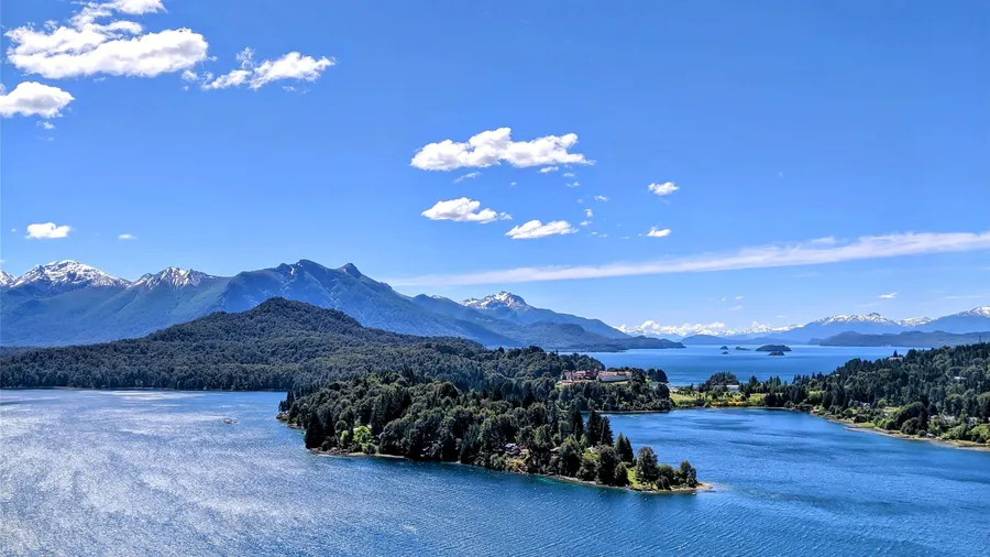 Vista panorámica del lago Nahuel Huapi y los bosques andinos en San Carlos de Bariloche, Río Negro, Argentina