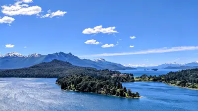 Vista panorámica del lago Nahuel Huapi y los bosques andinos en San Carlos de Bariloche, Río Negro, Argentina