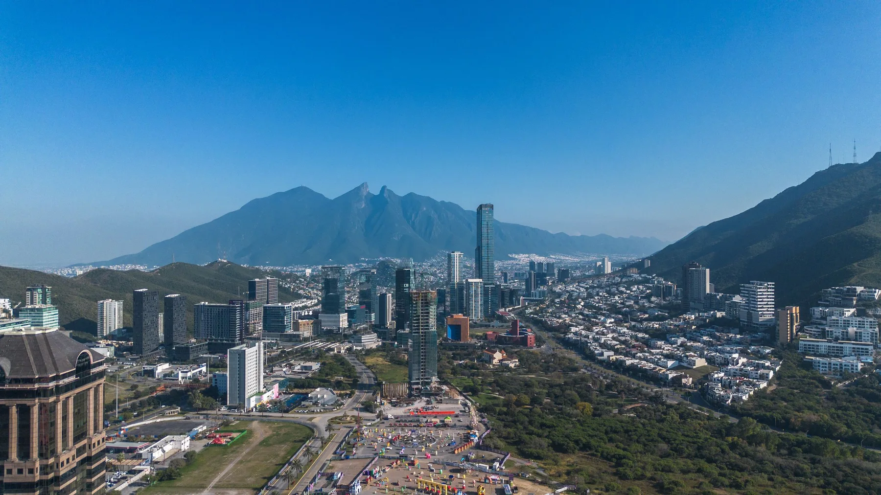 Vista aérea de Monterrey con el Cerro de la Silla y su horizonte urbano moderno
