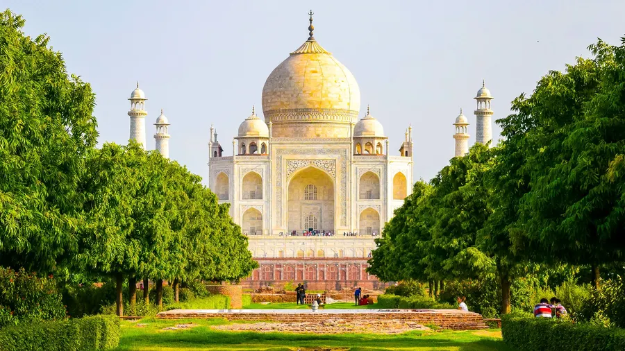 El Taj Mahal rodeado de vegetación bajo un cielo despejado