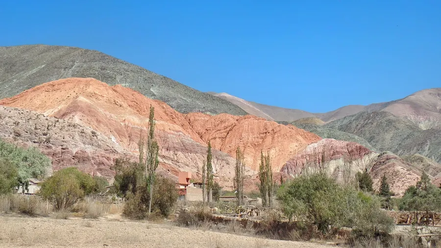 Cerro de los Siete Colores de Purmamarca bajo un cielo azul despejado