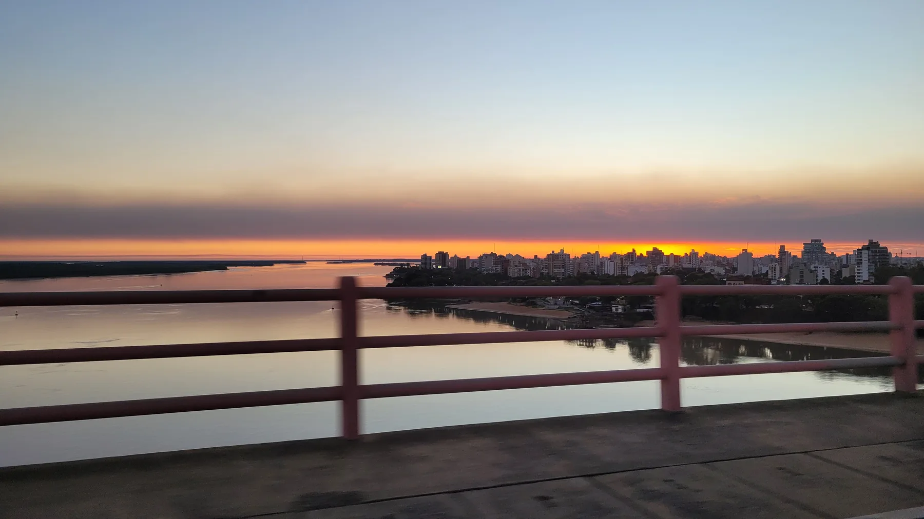 Puente General Manuel Belgrano sobre el río Paraná, que une Resistencia, Chaco, y Corrientes