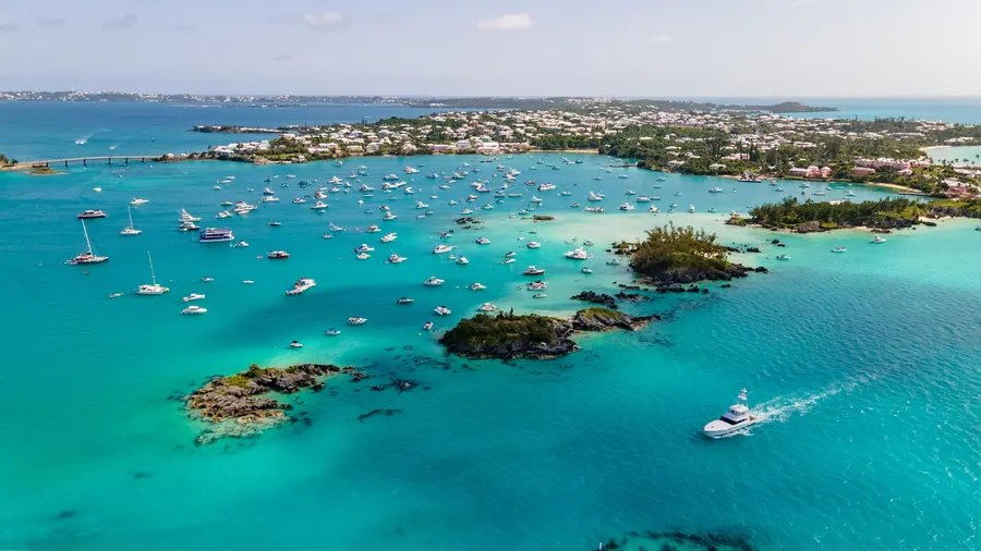 Vista aérea del puerto de Bermudas con varias embarcaciones sobre el mar turquesa