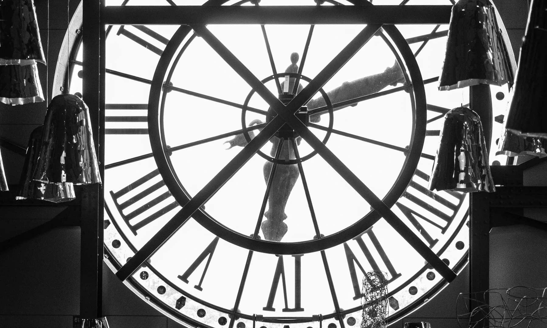 Reloj emblemático del Museo de Orsay en blanco y negro, París
