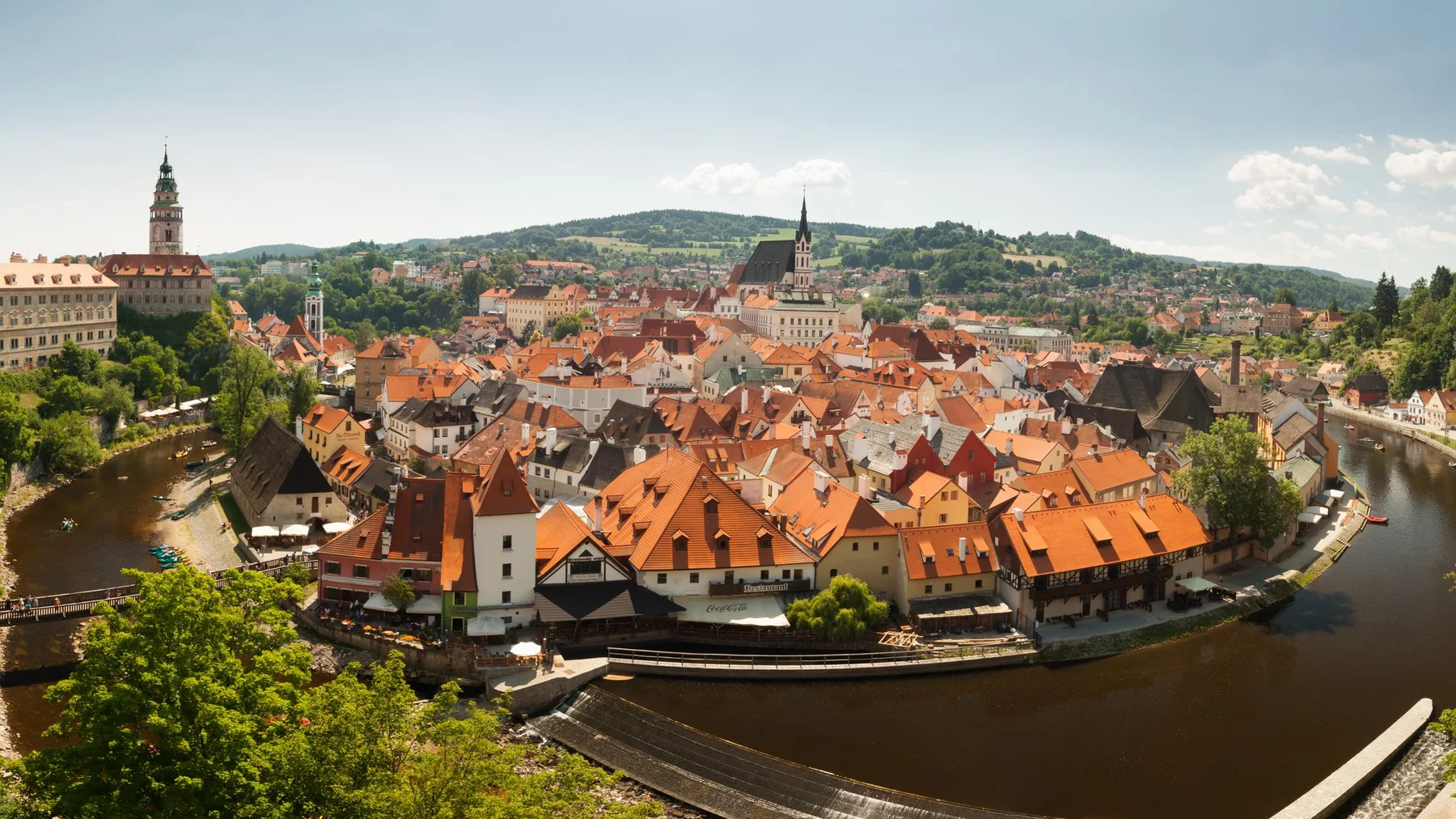 Centro histórico de Český Krumlov con edificios medievales de techos rojos junto al río Vltava