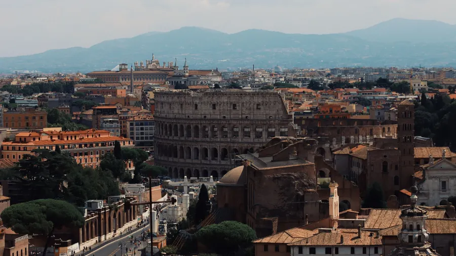 El Coliseo de Roma y el paisaje urbano que lo rodea