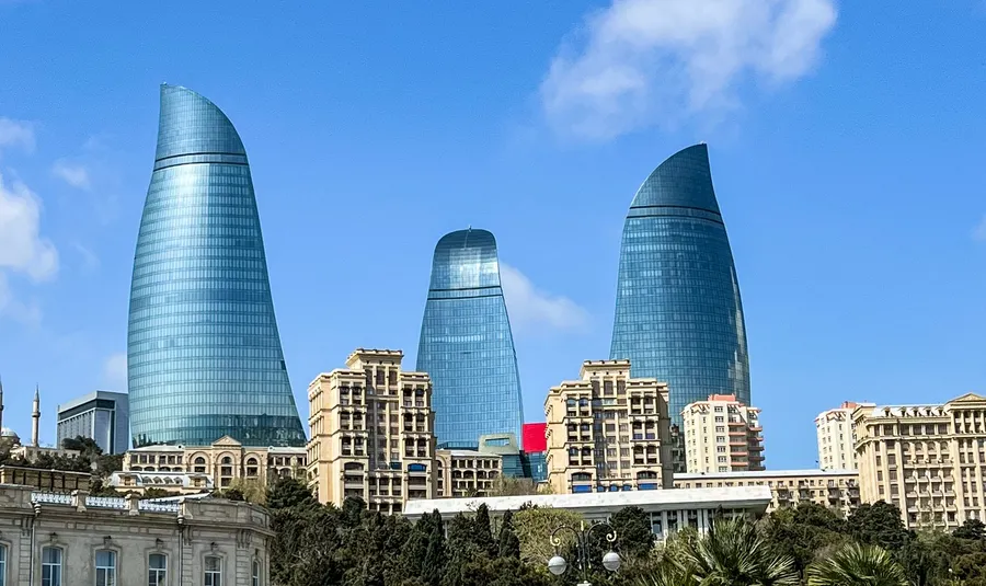 Las Torres de la Llama de Bakú se elevan sobre la ciudad, entre arquitectura moderna y vegetación