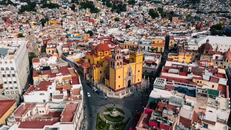 Vista aérea de la ciudad de Guanajuato, México, con su arquitectura histórica y colorida y su trazo urbano entre cerros