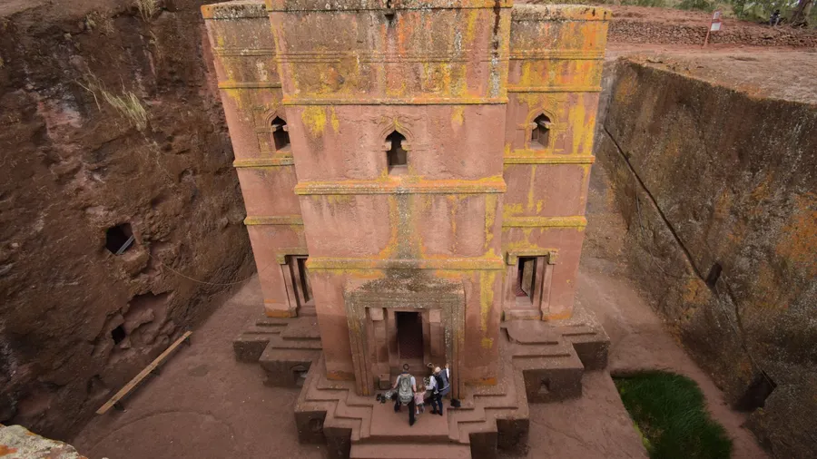 Iglesia excavada en la roca en Lalibela, Etiopía, con su arquitectura tallada en piedra