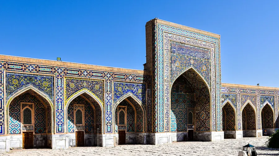 Detalle de la fachada ornamentada de la madraza Kukeldash en Taskent, Uzbekistán