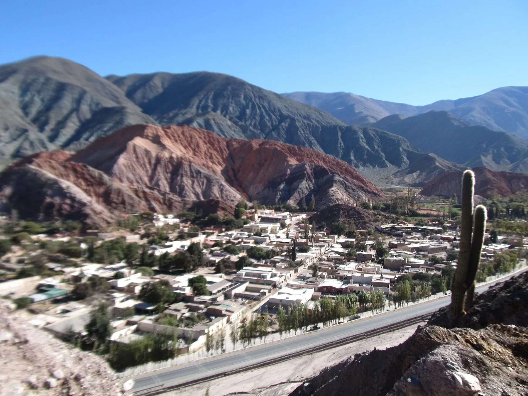 Vista de Purmamarca, en Jujuy, Argentina, con sus casas de adobe y el Cerro de los Siete Colores