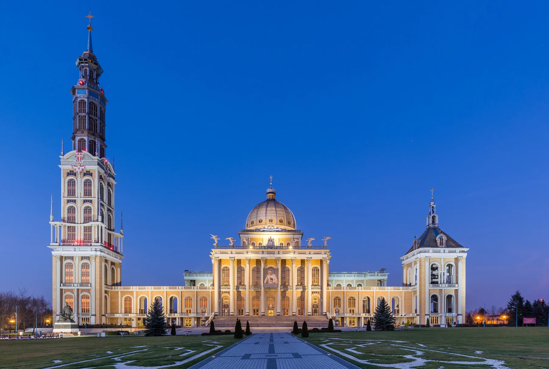 Vista al atardecer de la basílica de Nuestra Señora de los Dolores, Reina de Polonia, en Licheń Stary