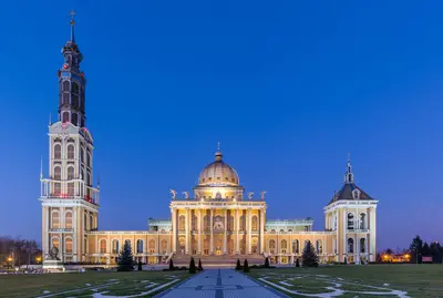 Vista al atardecer de la basílica de Nuestra Señora de los Dolores, Reina de Polonia, en Licheń Stary
