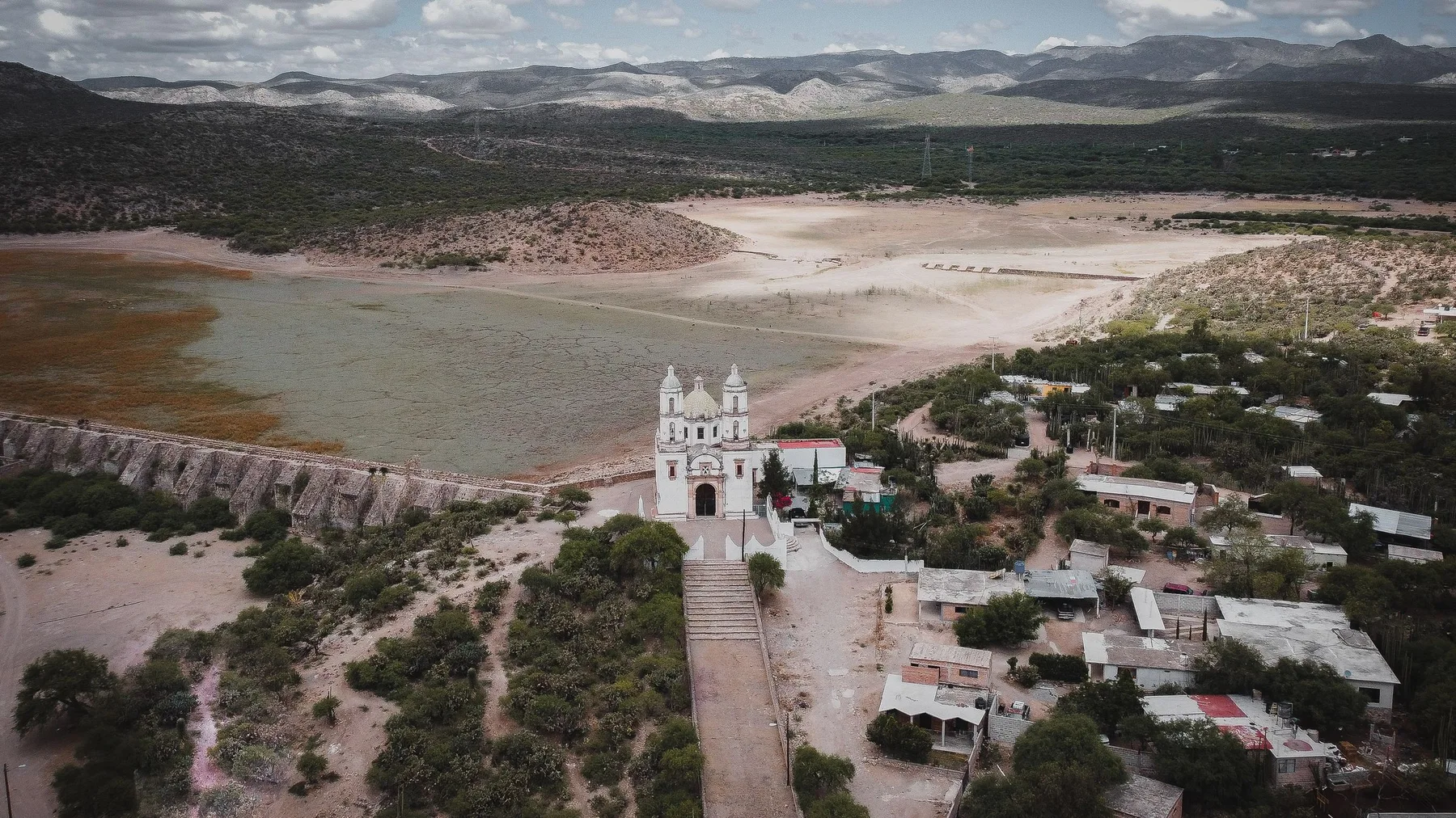 Vista aérea de una iglesia y el paisaje rural de Bocas, San Luis Potosí, México