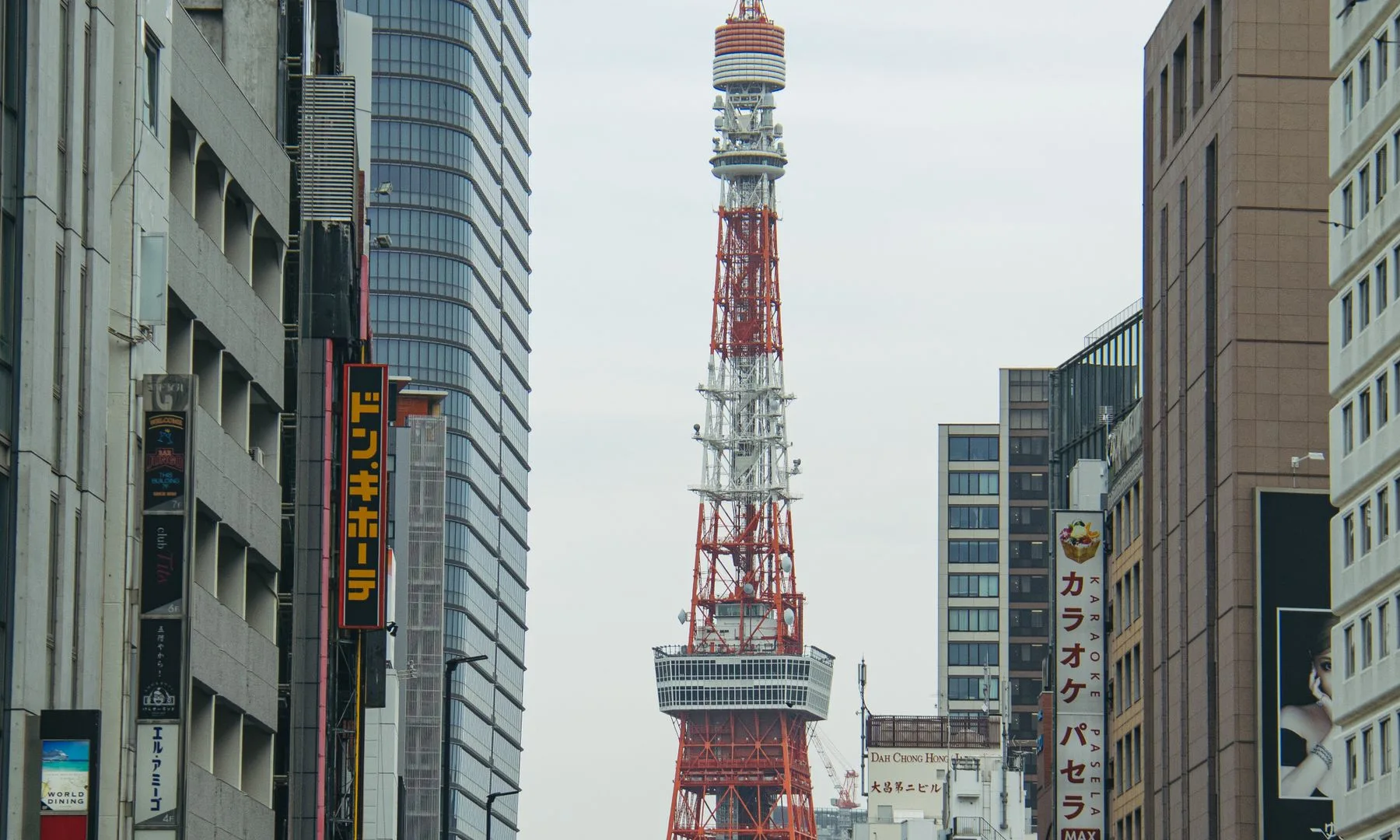 Vista de Tokio con la Torre de Tokio entre edificios urbanos y calles transitadas