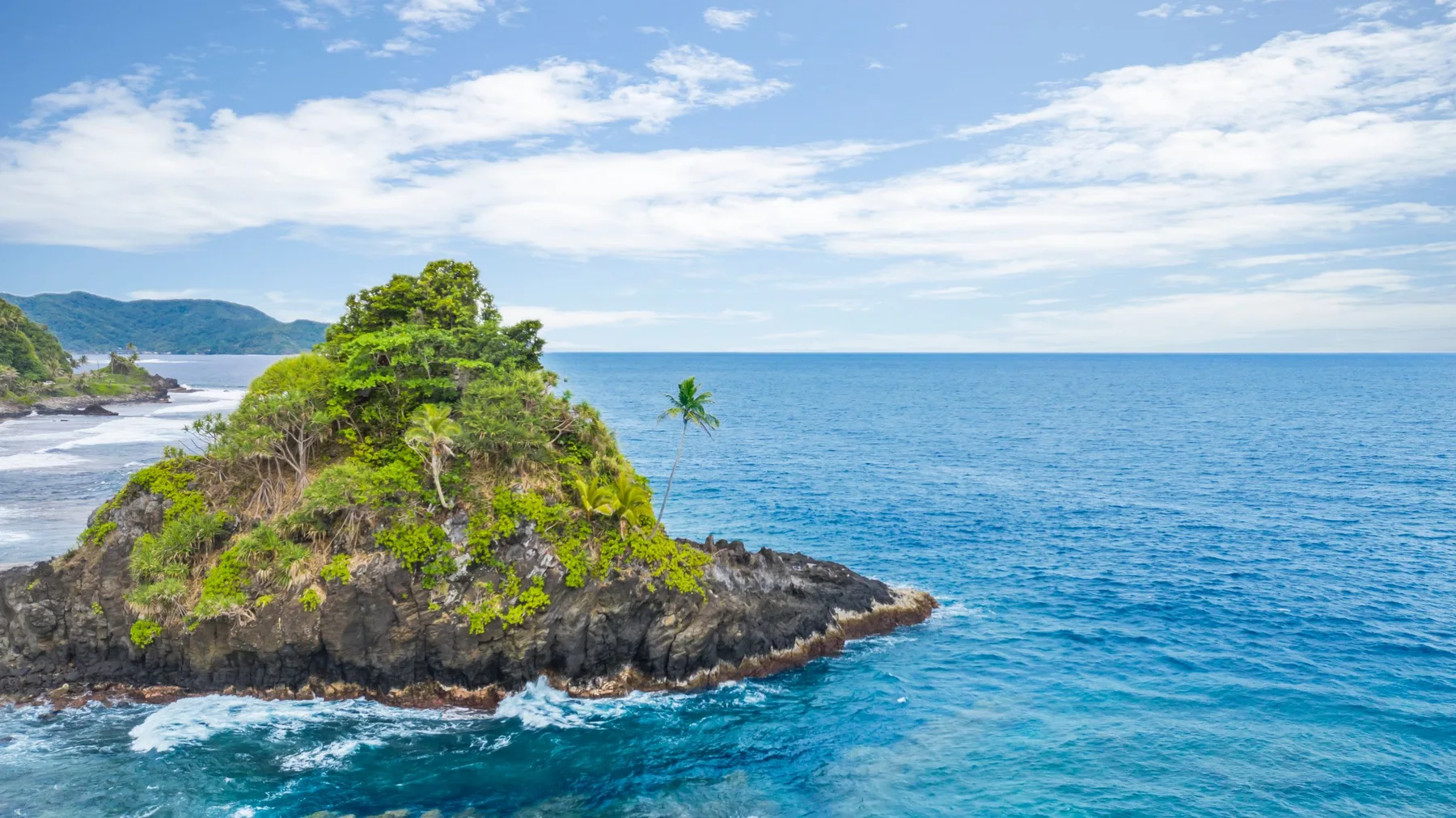 Playa Alega en Samoa Americana, con aguas turquesa y vegetación exuberante