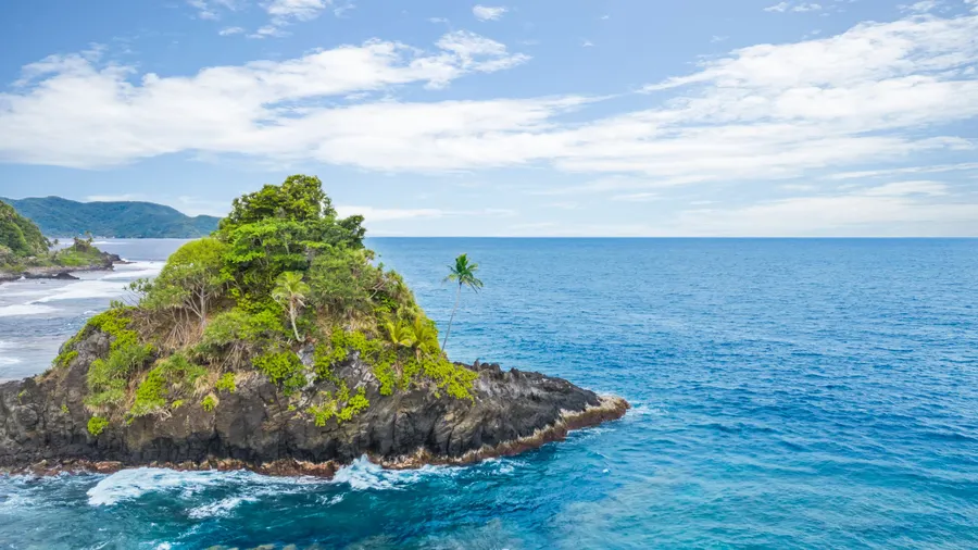 Playa Alega en Samoa Americana, con aguas turquesa y vegetación exuberante