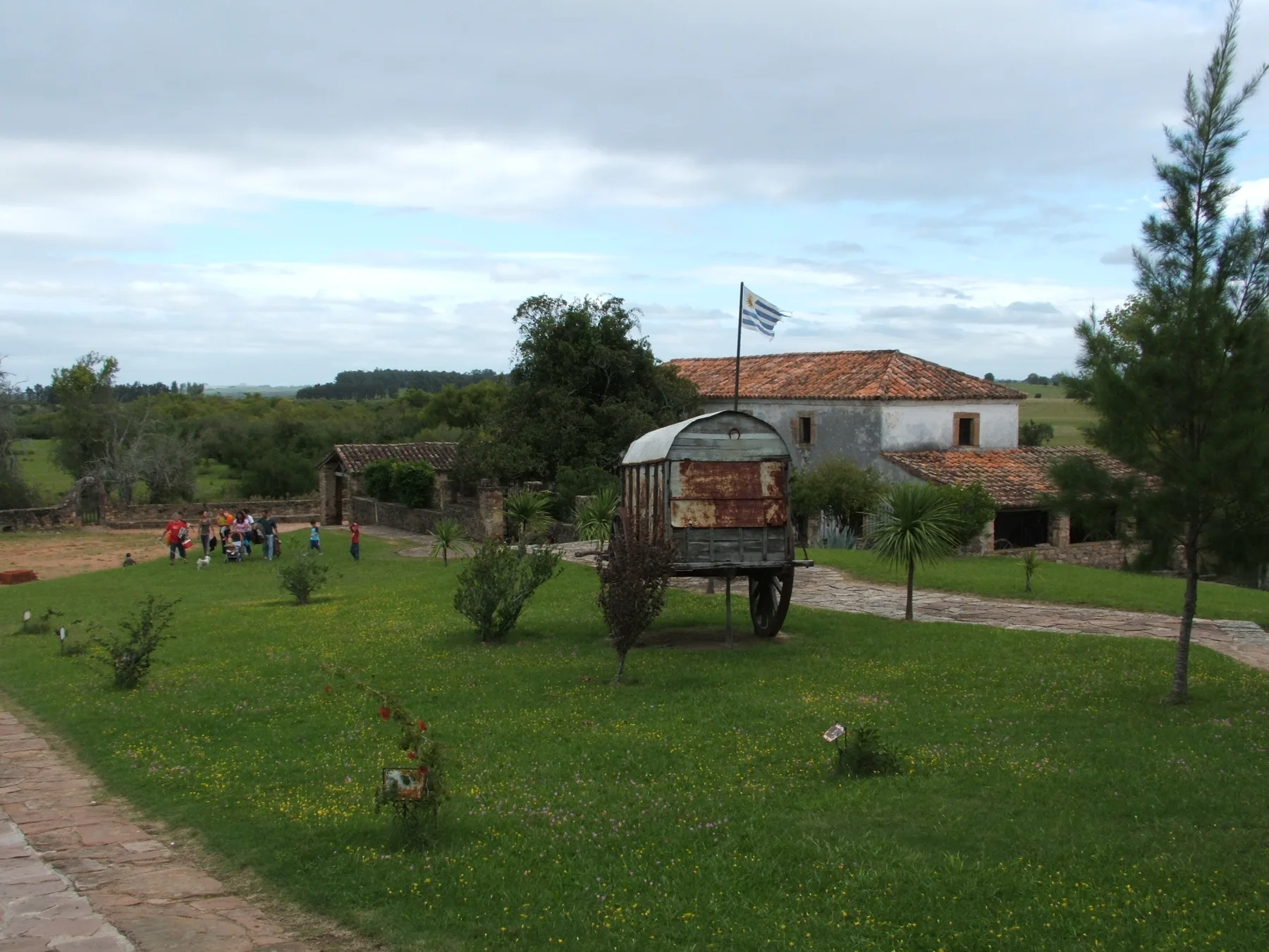 Carreta antigua frente a la Posta del Chuy, en Melo, Cerro Largo, Uruguay