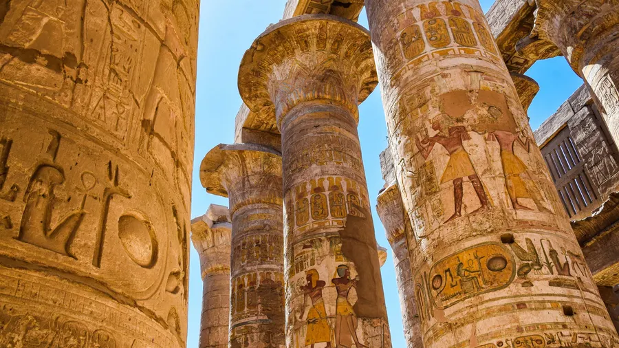 Primer plano de columnas egipcias antiguas con relieves tallados en el templo de Karnak, Luxor