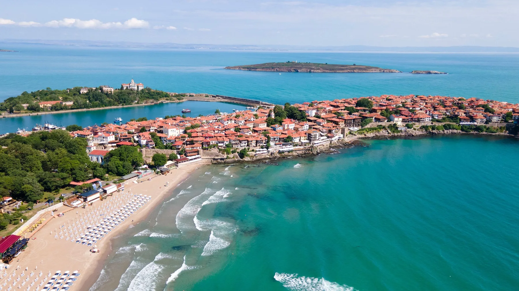 Vista aérea de Sozopol, en la costa de Bulgaria, con el litoral y el mar Negro