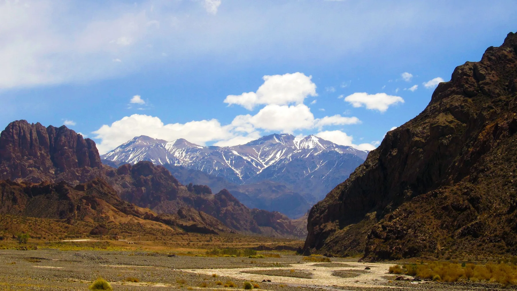 Paisaje de los Andes mendocinos bajo un cielo azul intenso