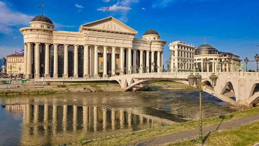 Vista del Museo Arqueológico y el Puente de Piedra en Skopje, Macedonia del Norte