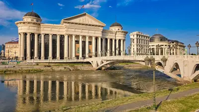 Vista del Museo Arqueológico y el Puente de Piedra en Skopje, Macedonia del Norte