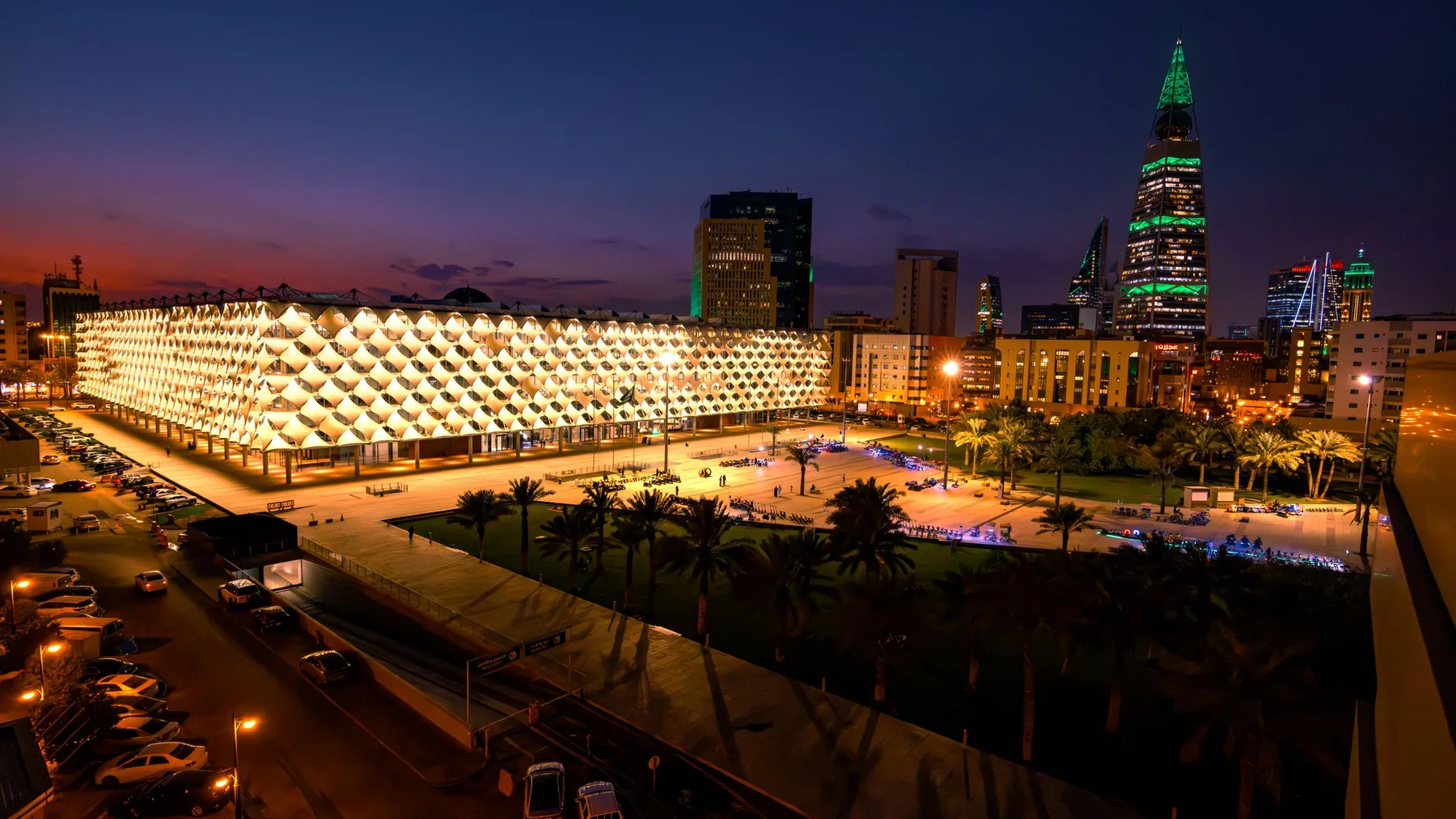Paisaje urbano nocturno con la Biblioteca Nacional Rey Fahd en Riad, Arabia Saudita