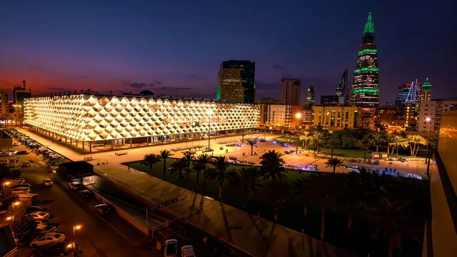 Paisaje urbano nocturno con la Biblioteca Nacional Rey Fahd en Riad, Arabia Saudita