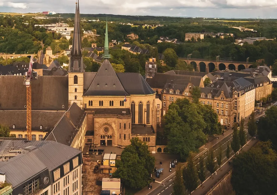 Vista aérea de la ciudad de Luxemburgo con una iglesia histórica en un día soleado