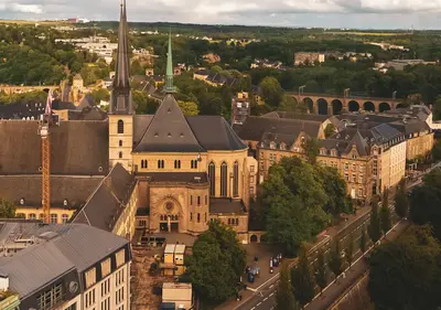 Vista aérea de la ciudad de Luxemburgo con una iglesia histórica en un día soleado
