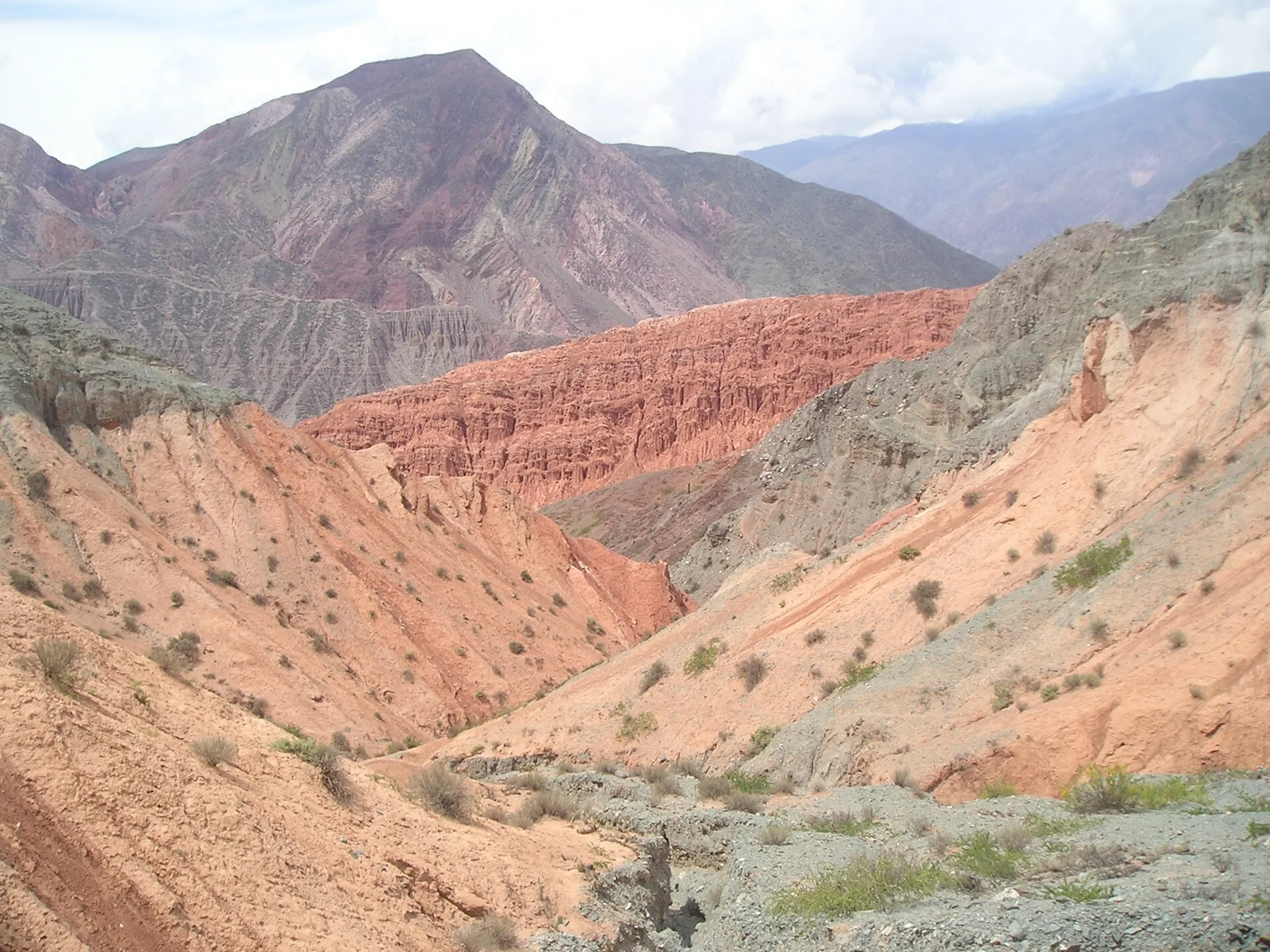 Vista de la Quebrada de Humahuaca con cerros multicolores en Tilcara, Jujuy