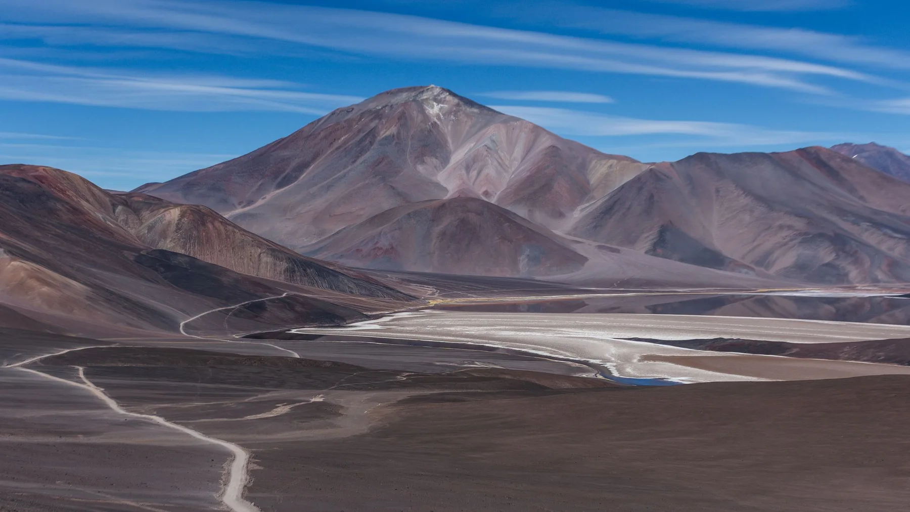 Cordillera de los Andes en Catamarca, Argentina, con relieve agreste y cielo azul despejado