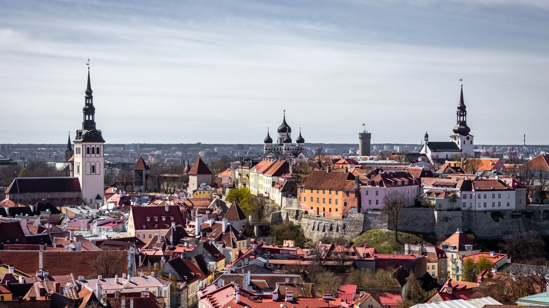 Vista aérea del casco antiguo de Tallinn, con torres históricas y techos rojizos