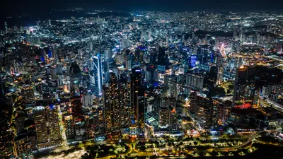 Vista aérea nocturna del horizonte de Ciudad de Panamá, con rascacielos iluminados y trama urbana extensa