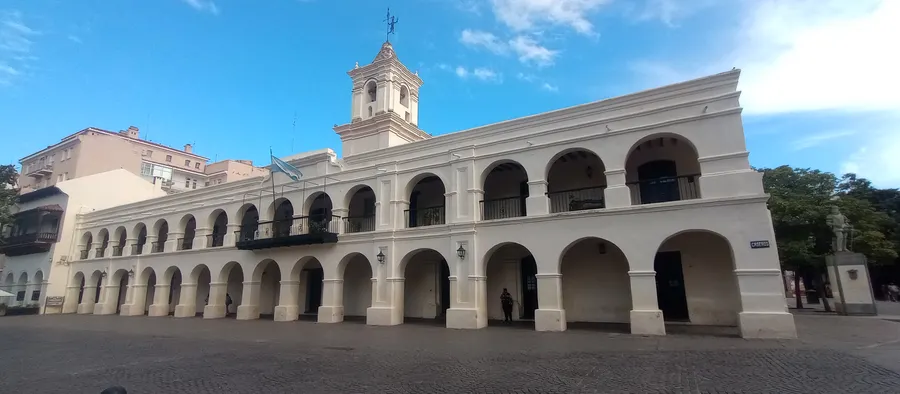 Galerías blancas del Cabildo Histórico de Salta frente a la Plaza 9 de Julio