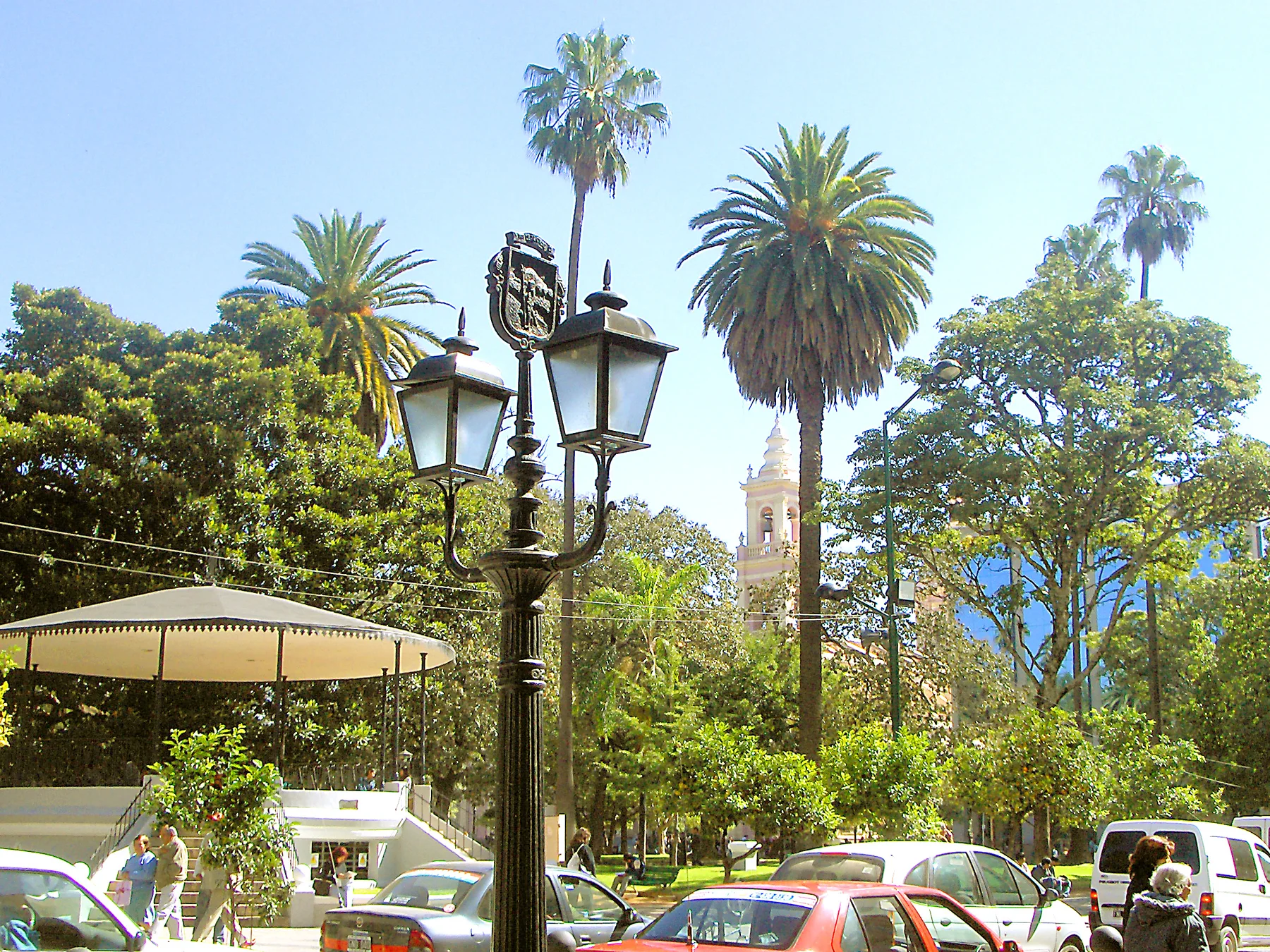 Plaza 9 de Julio de Salta con palmeras, luminarias y una glorieta
