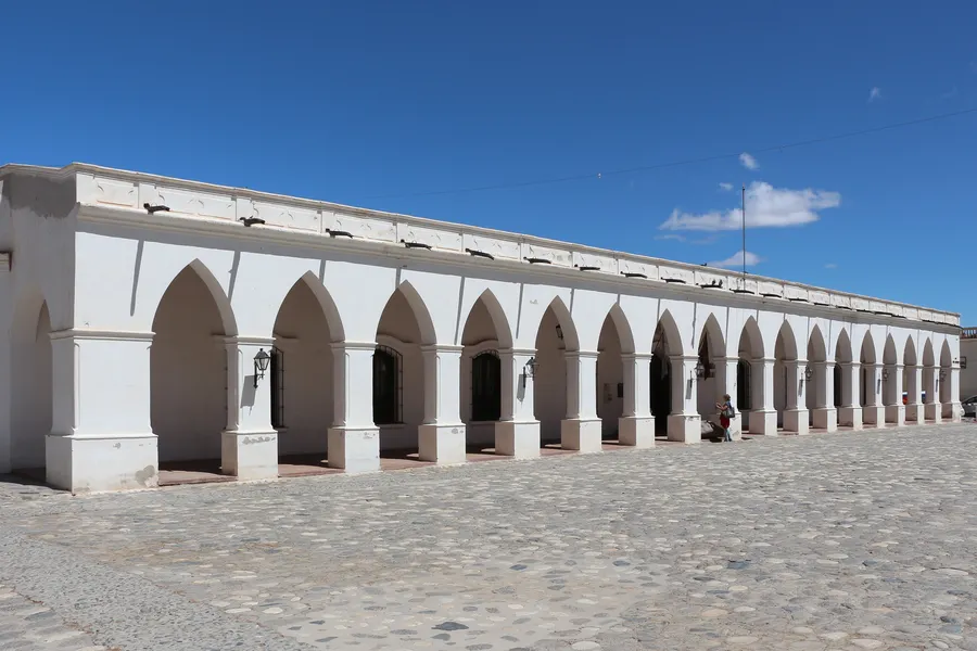 Fachada blanca porticada del Museo Arqueológico Pío Pablo Díaz, integrada a la arquitectura histórica de Cachi