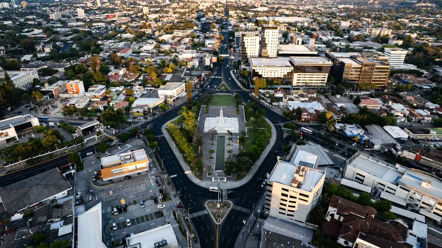 Vista aérea de San Salvador con el Monumento al Divino Salvador del Mundo al centro de la ciudad