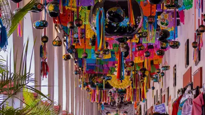 Mercado callejero colorido en Chiapa de Corzo, México, con decoraciones vibrantes y multitudes