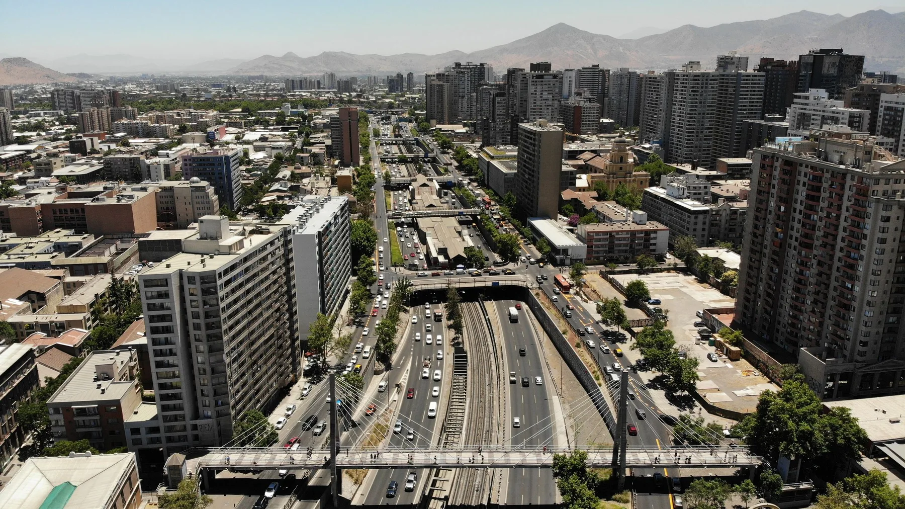 Vista aérea de Santiago de Chile con su trazado urbano y una gran autopista