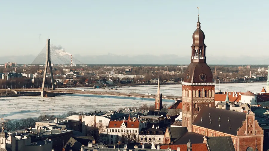 Vista aérea de Riga, Letonia, con su puente emblemático y la catedral en invierno
