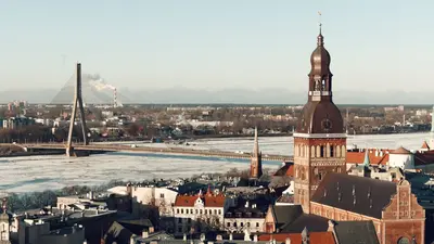 Vista aérea de Riga, Letonia, con su puente emblemático y la catedral en invierno