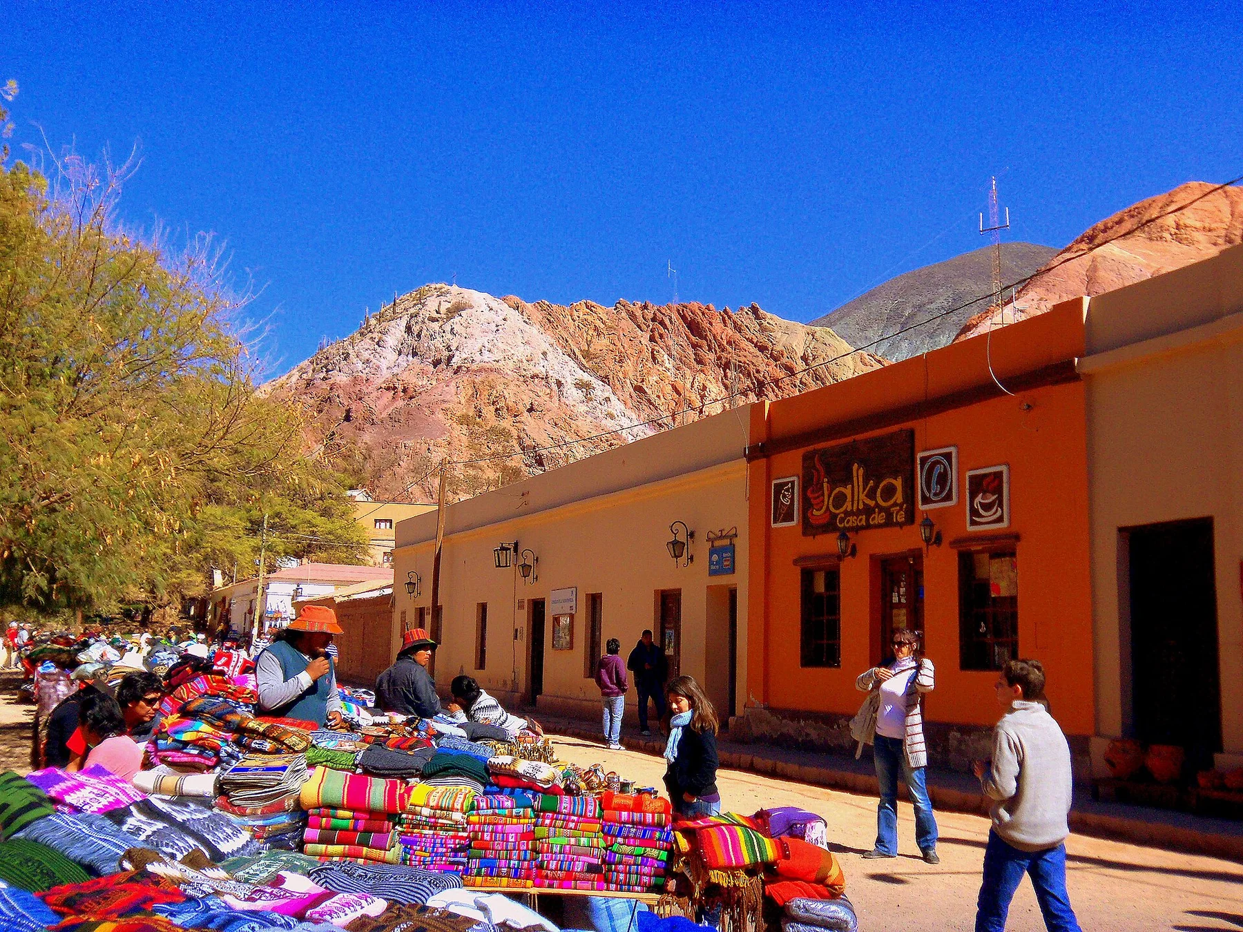 Puestos de artesanos alrededor de la Plaza Principal en Purmamarca, Jujuy.