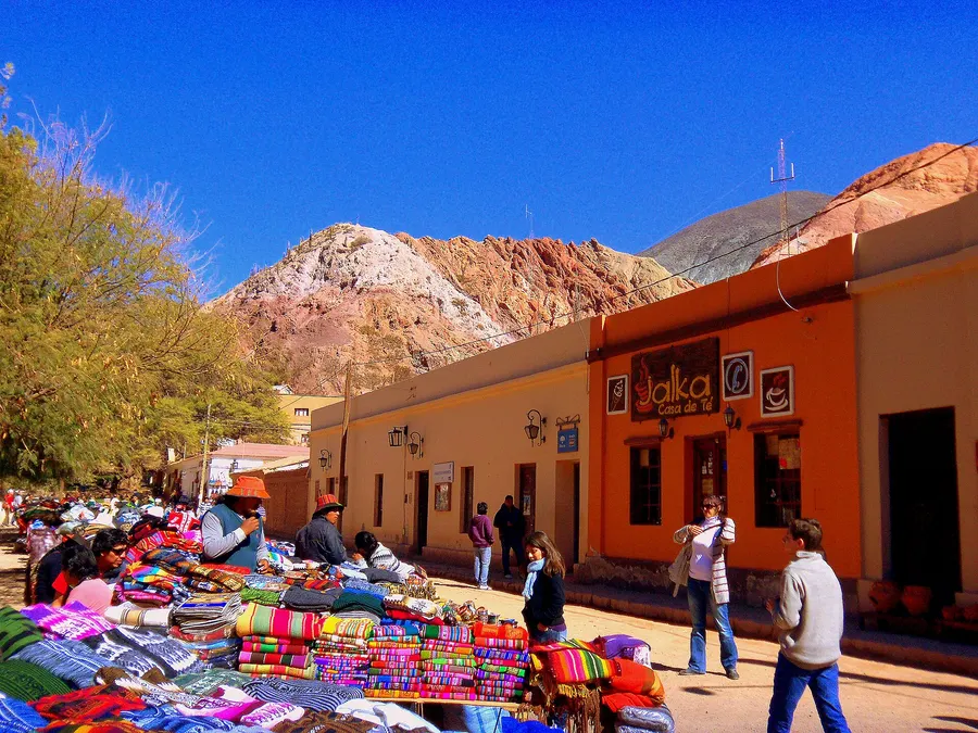 Puestos de artesanos alrededor de la Plaza Principal en Purmamarca, Jujuy.