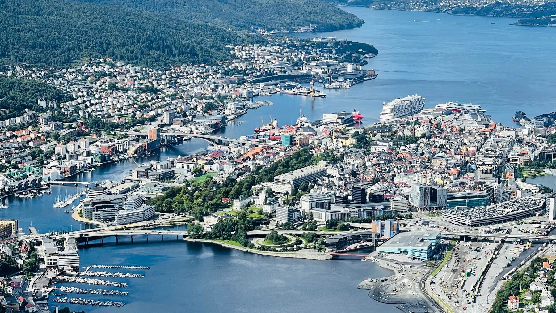 Vista aérea de Bergen, con su costa y su paisaje urbano