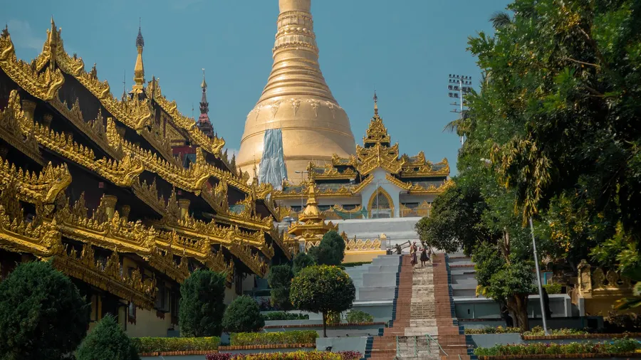 La pagoda Shwedagon en Yangón, Myanmar, se destaca frente a un cielo azul despejado