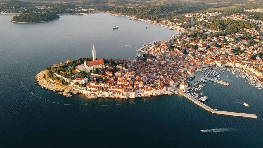 Vista aérea de la península histórica de Rovinj con tejados rojos junto al mar Adriático, en Croacia